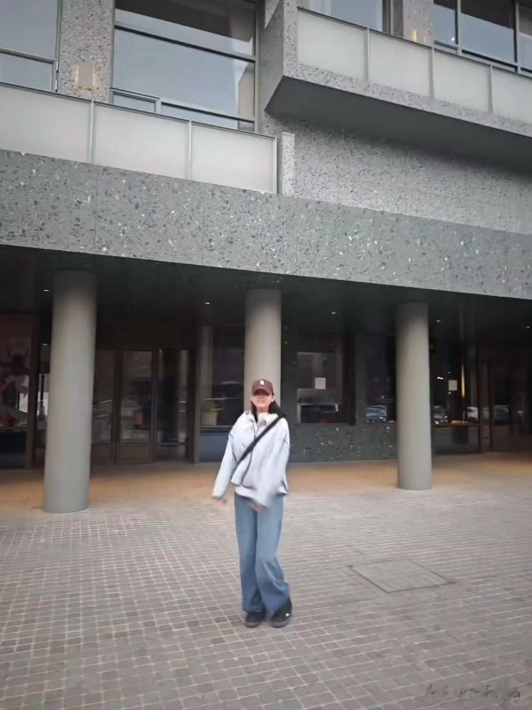 张梓琳晒春节动态,老公将女儿举起臂力超强,俩女儿大长腿超吸睛