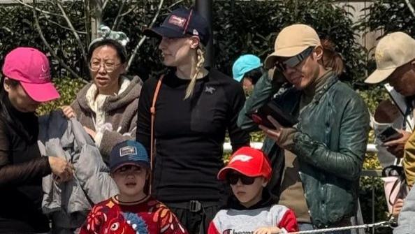 撒贝宁一家三亚度假！