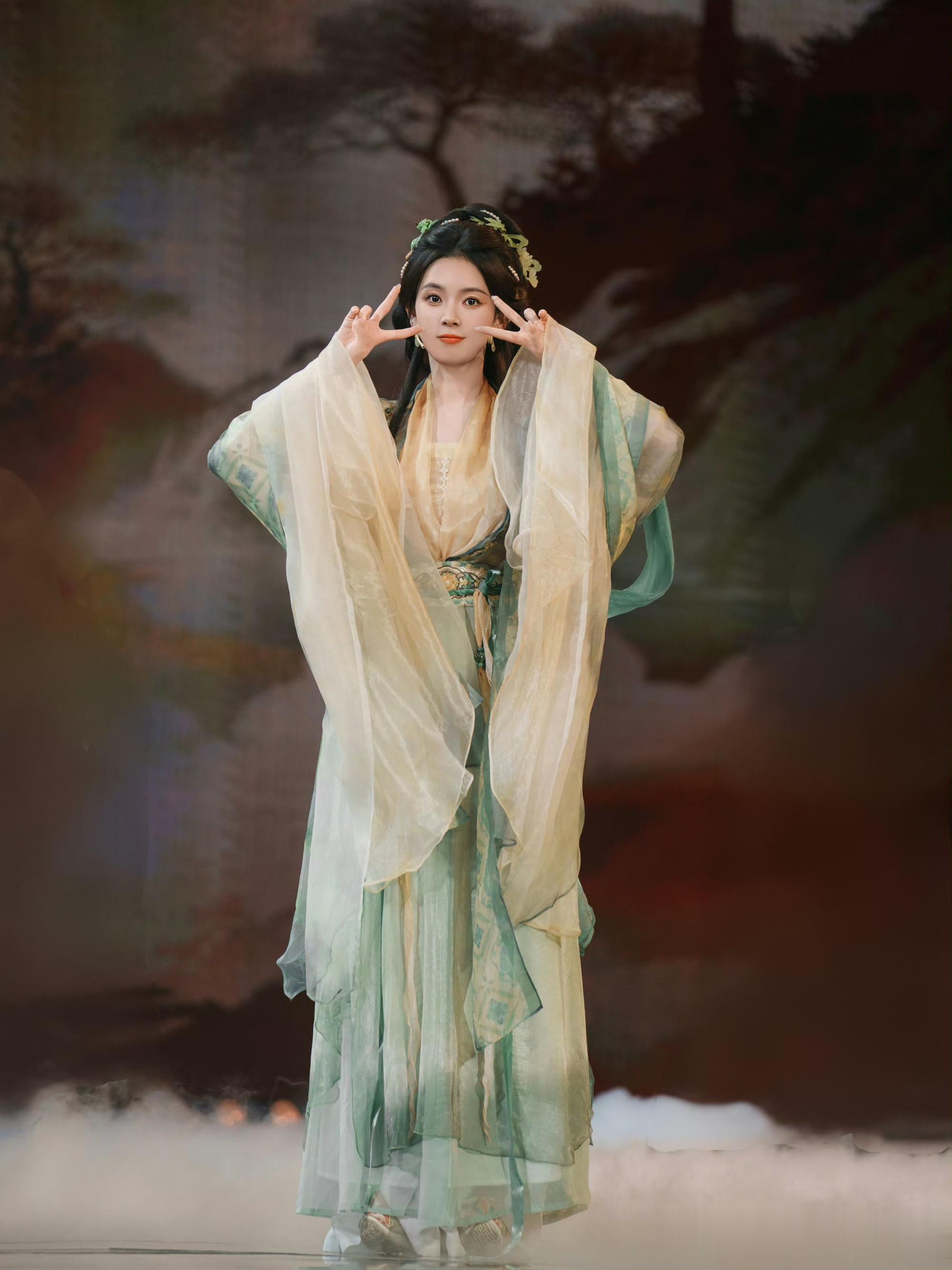 明星陈瑶翩翩起舞，惊鸿倩影，美若天仙！