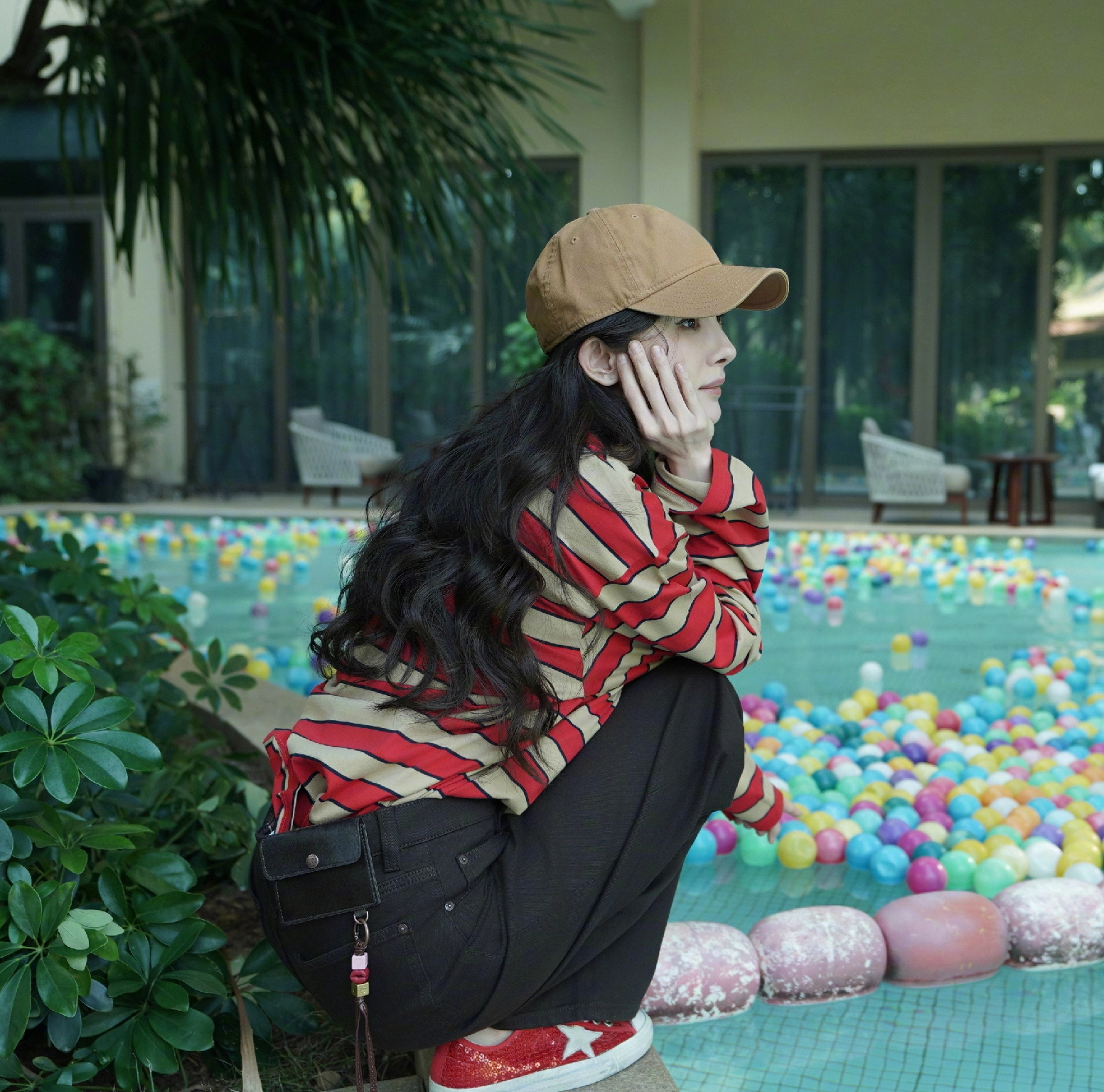 杨幂立春营业了，身穿黑白条纹长袖，身处葱绿绿植下，春意盎然