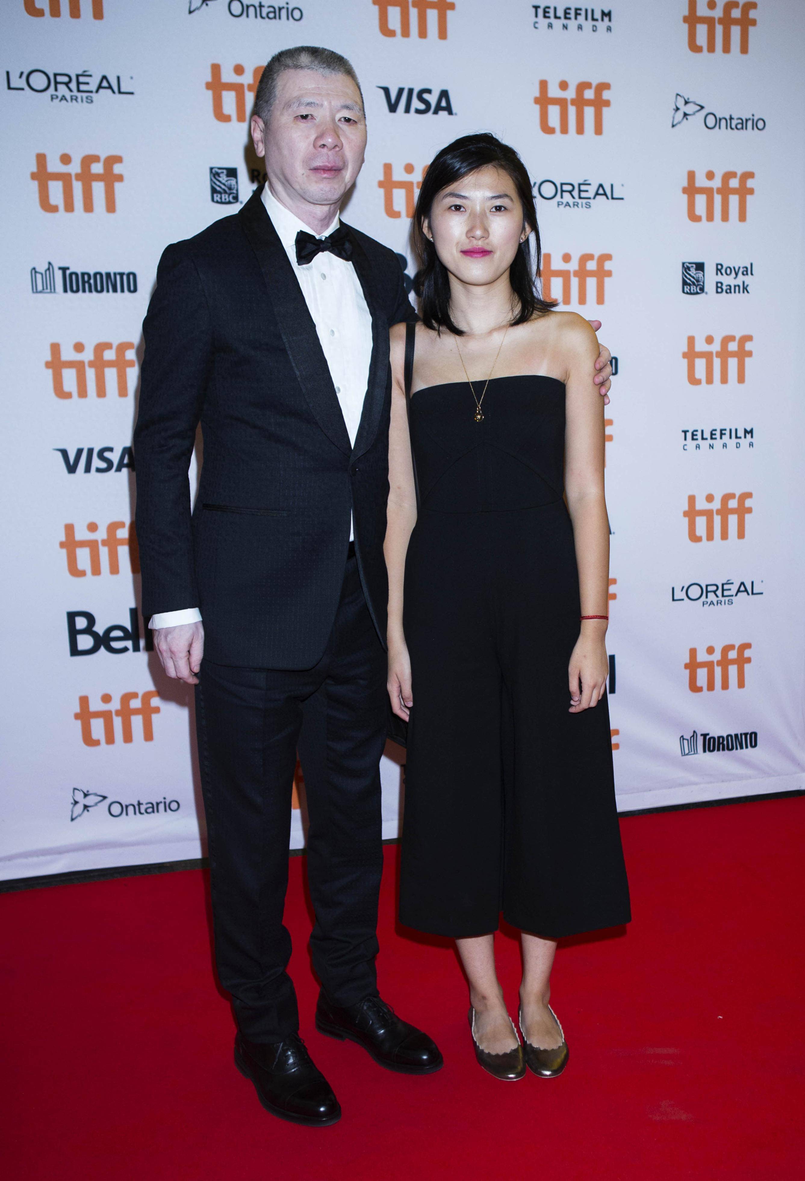 冯小刚的两个女儿：一个住美国大别墅，一个挤北京老小区