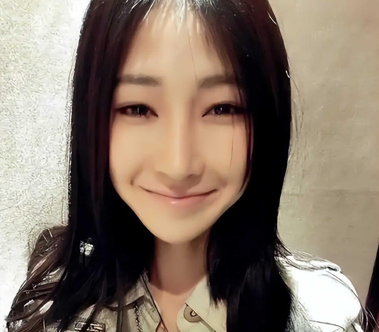 她是李荣浩前女友，同居4年却被抛弃，如今39岁仍孤身一人