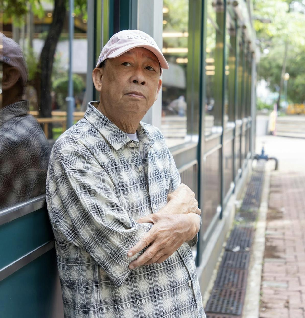 75岁TVB绿叶公开近况，频频住院瘦了一大圈，经济拮据还要养儿子