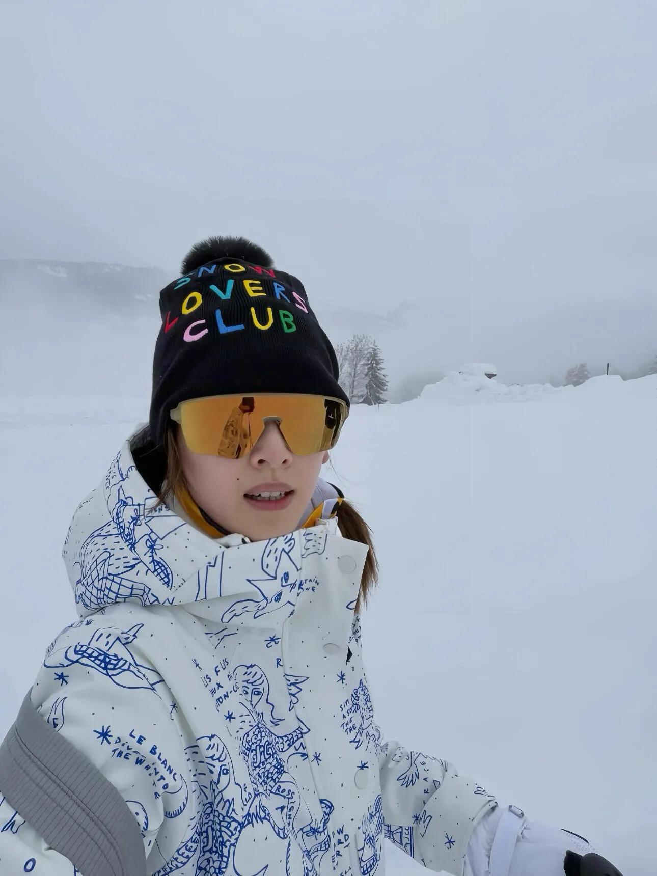 章泽天素颜去雪山徒步，黑眼圈明显，她爬山喊累，她的面相都变了