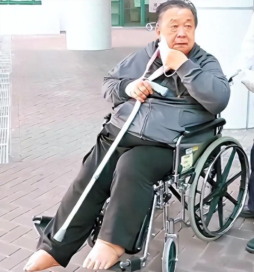78岁港星穷到1000块都没，曾拿400多万帮女儿还债，而今还被抛弃