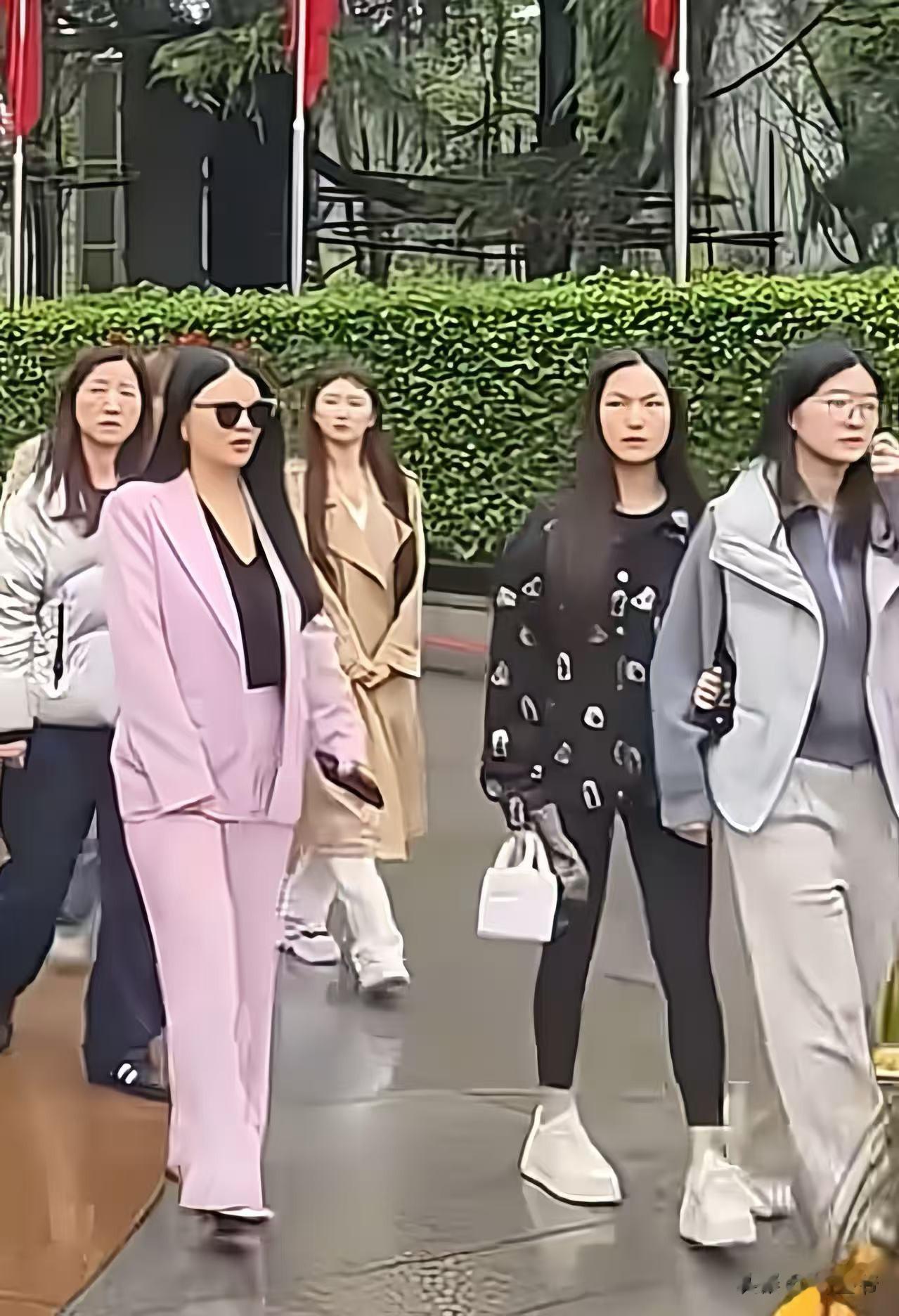 李湘低调现身暴瘦20斤！打扮朴素没拎爱马仕，王诗龄双腿瘦成麻杆