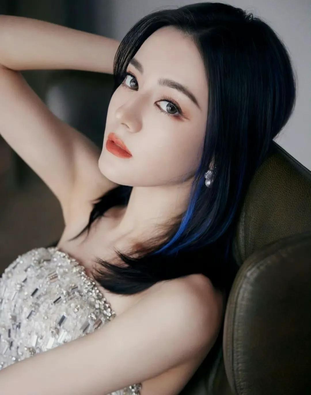 迪丽热巴，明艳妆造，抹胸大露背，好美呀