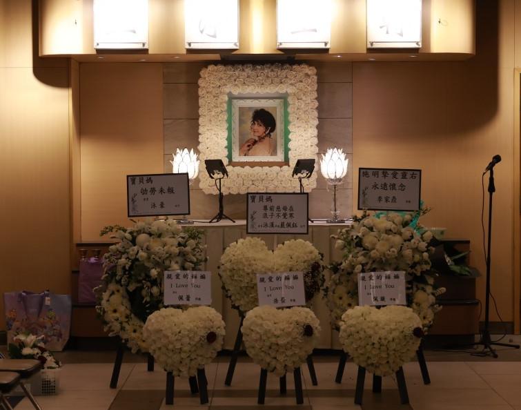 81岁李家鼎为前妻守灵到天黑,心力憔悴吃泡面充饥,手发抖瘦脱相