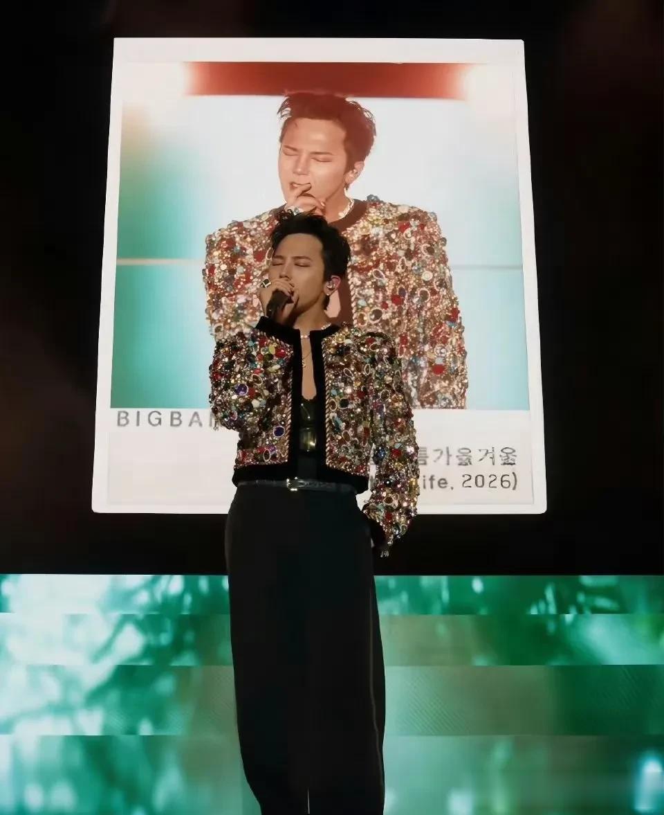 权志龙在科切拉的第二周舞台，三套造型帅翻天，一套比一套炫酷