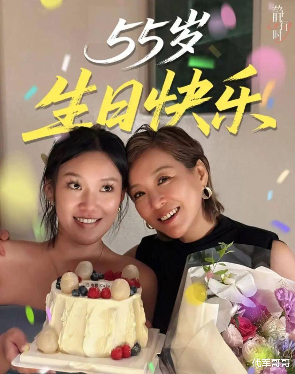 55岁李静近况曝光！与戴军牵手老公不吃醋，23岁女儿比她还漂亮
