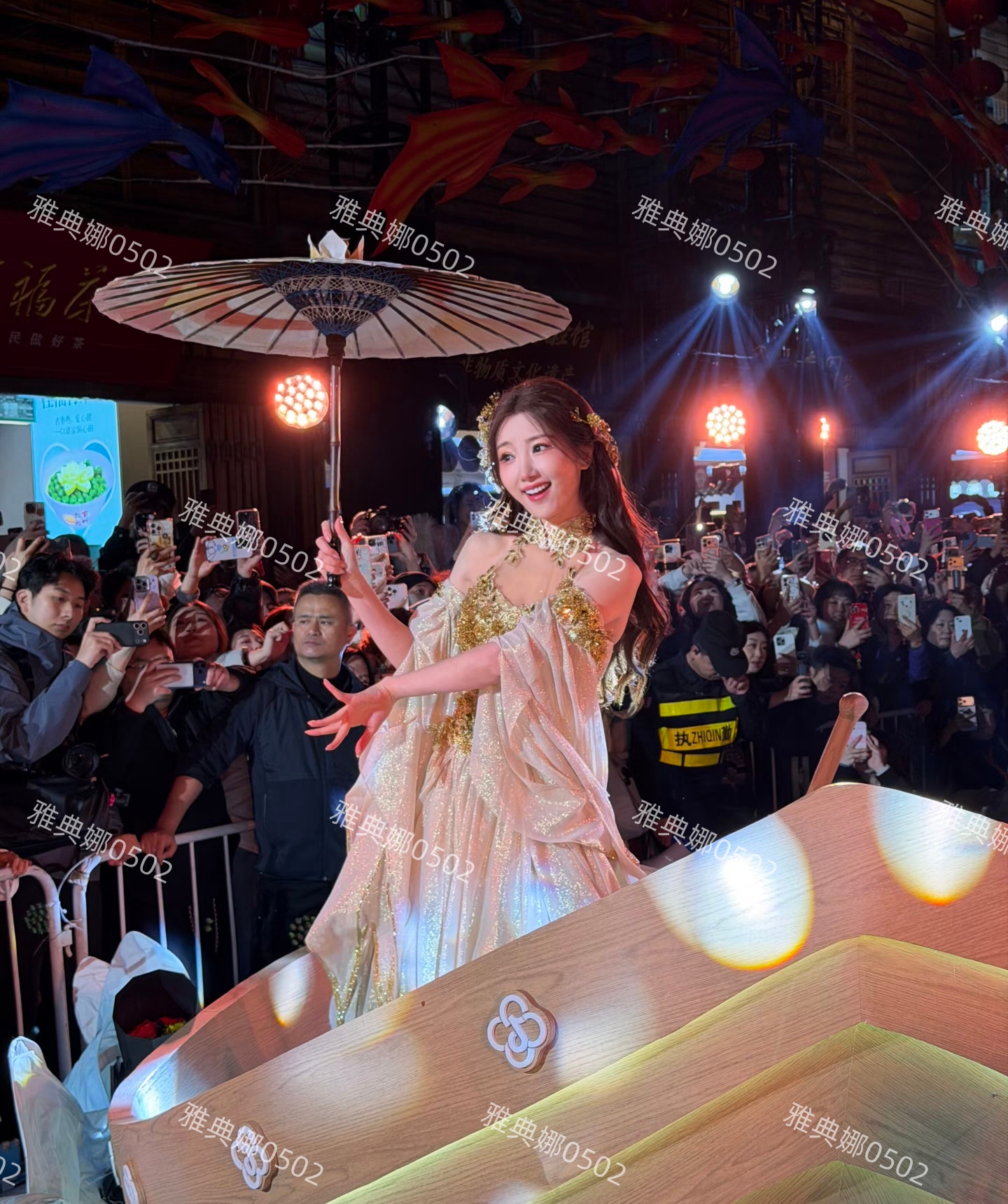 毛晓彤的美貌被低估了，她今天现身福州扮花车女神，本人好美好甜