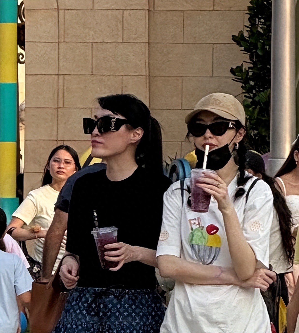 唐嫣和老公女儿一起现身新加坡游玩，她打扮好年轻，少女感满满