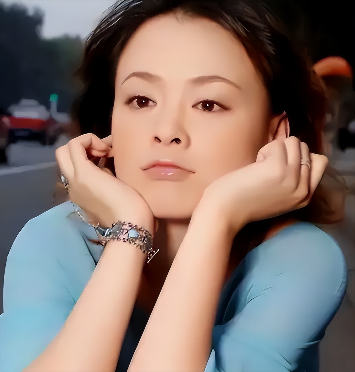 她演丫鬟让人记了25年，教授丈夫等她9年结婚，每月给10万零花钱