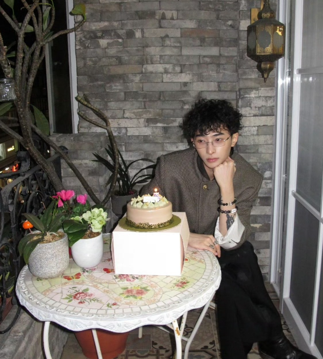 恩利24岁生日太幸福!父母再婚仍宠他,伊能静家反差惊人