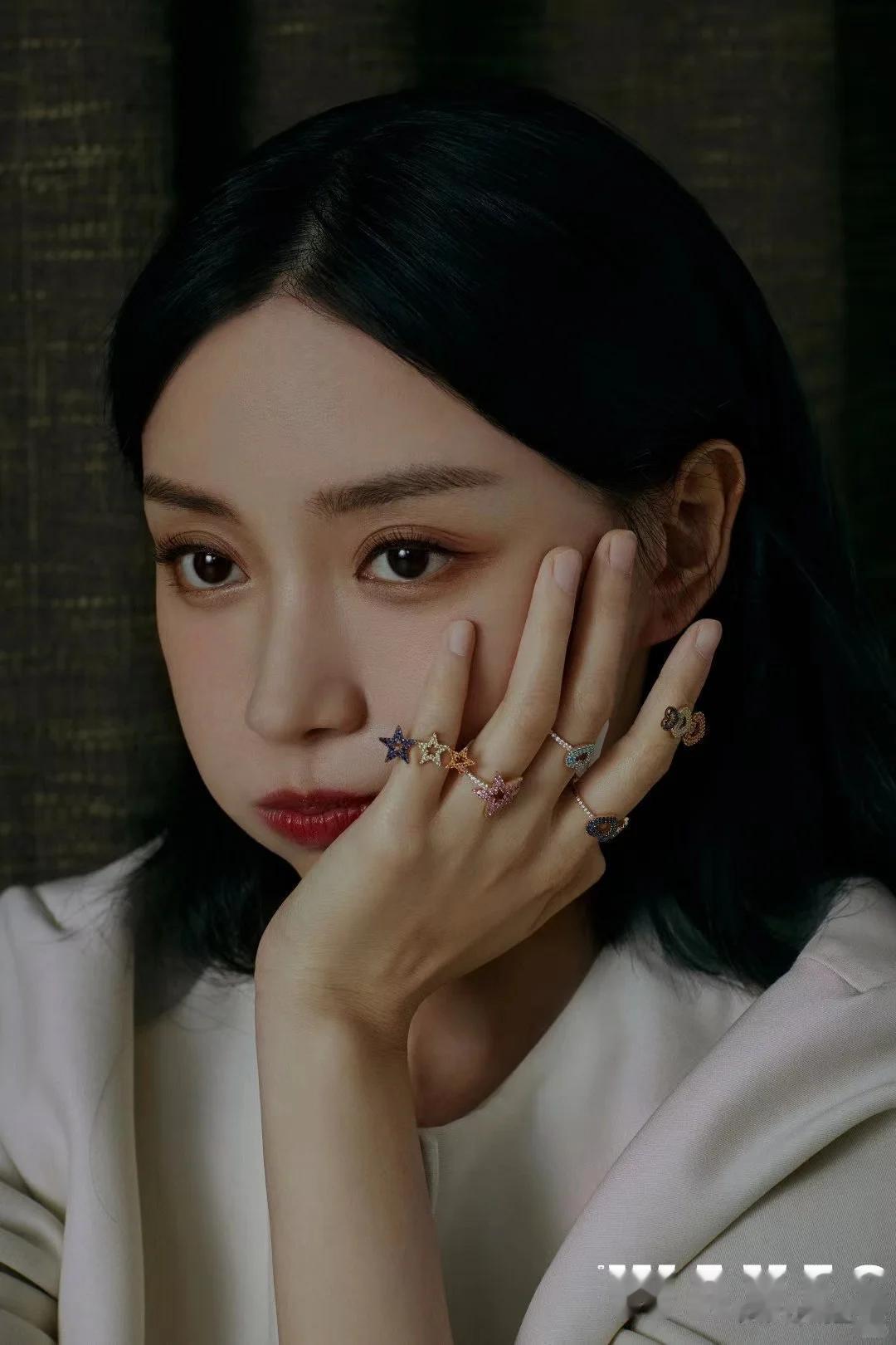 31岁女星上山捡垃圾！卫生巾臭袜子都不嫌弃，出道10年仍北京租房