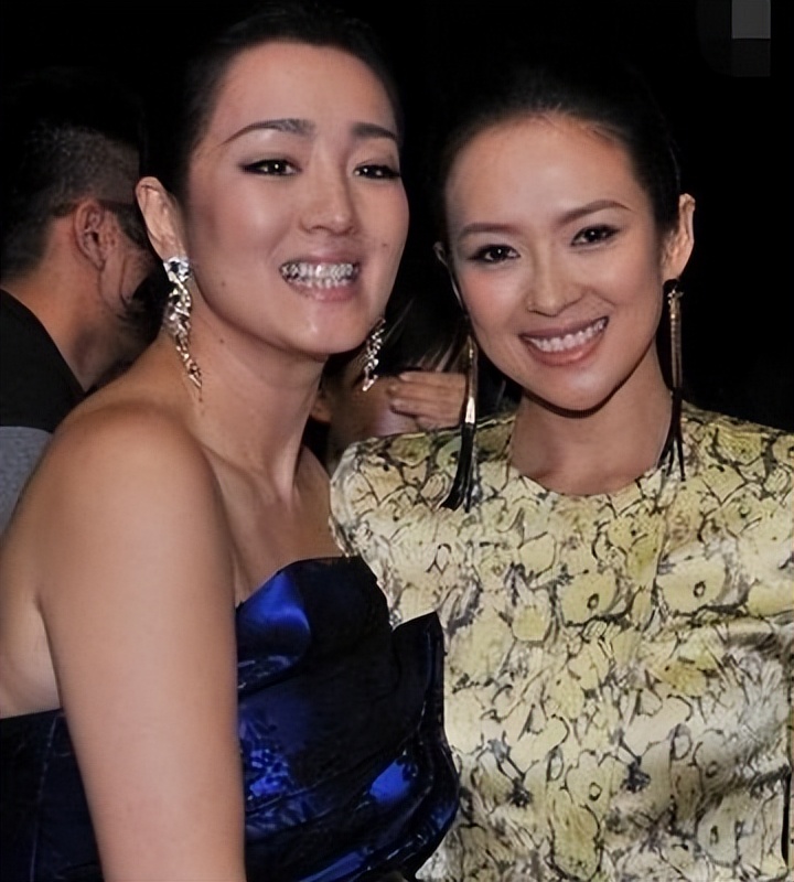 46岁章子怡香港被遇，医美过度脸大了一圈，网友惋惜失去骨相优势