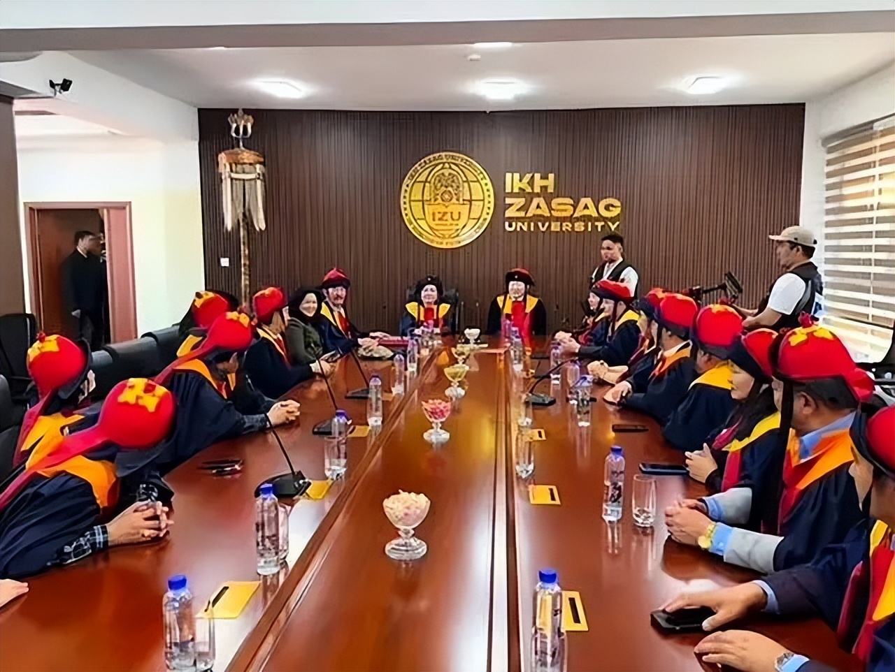 曝“成吉思汗”扮演者巴森移民蒙古！妻子发文回应，已被授予博士