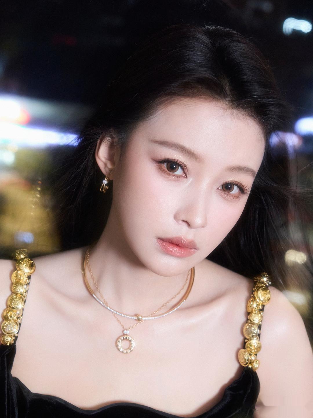 孙怡全新穿搭写真，黑裙如砚，率性不羁。