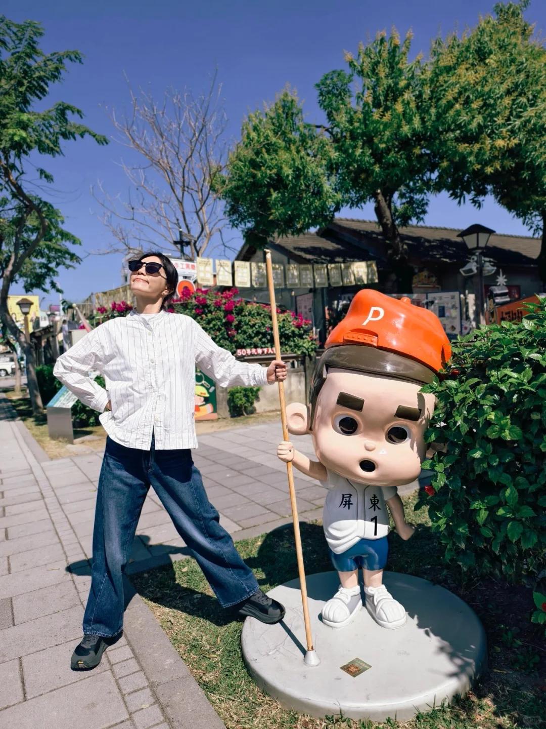 陈嘉桦带儿子回乡下，打扮朴素状态好，蹲地给父母剪指甲显孝顺