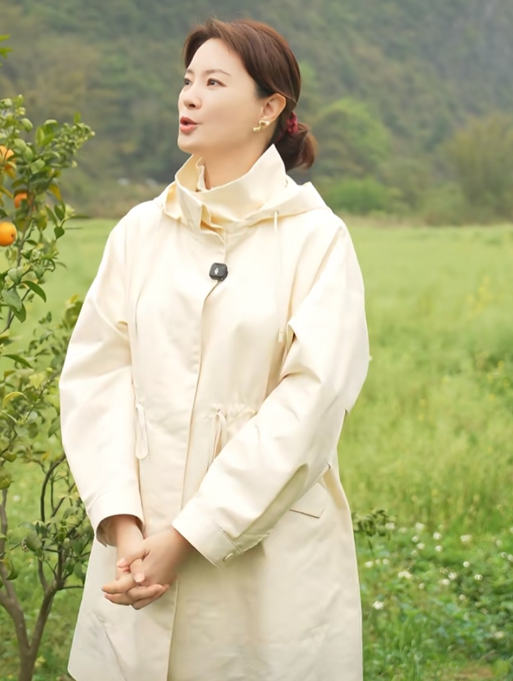 刘芳菲阳朔感慨古人寄情山水，米白风衣配低马尾温婉知性气质动人
