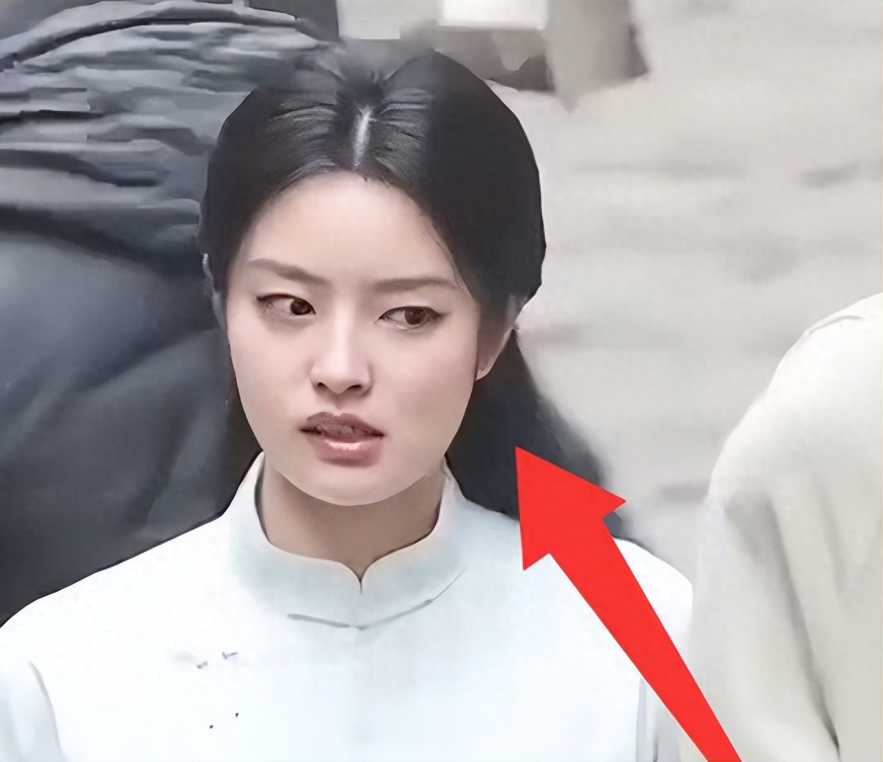 演员徐若晗片场摆脸，说话咬牙切齿疑翻白眼，原来不红是有原因的