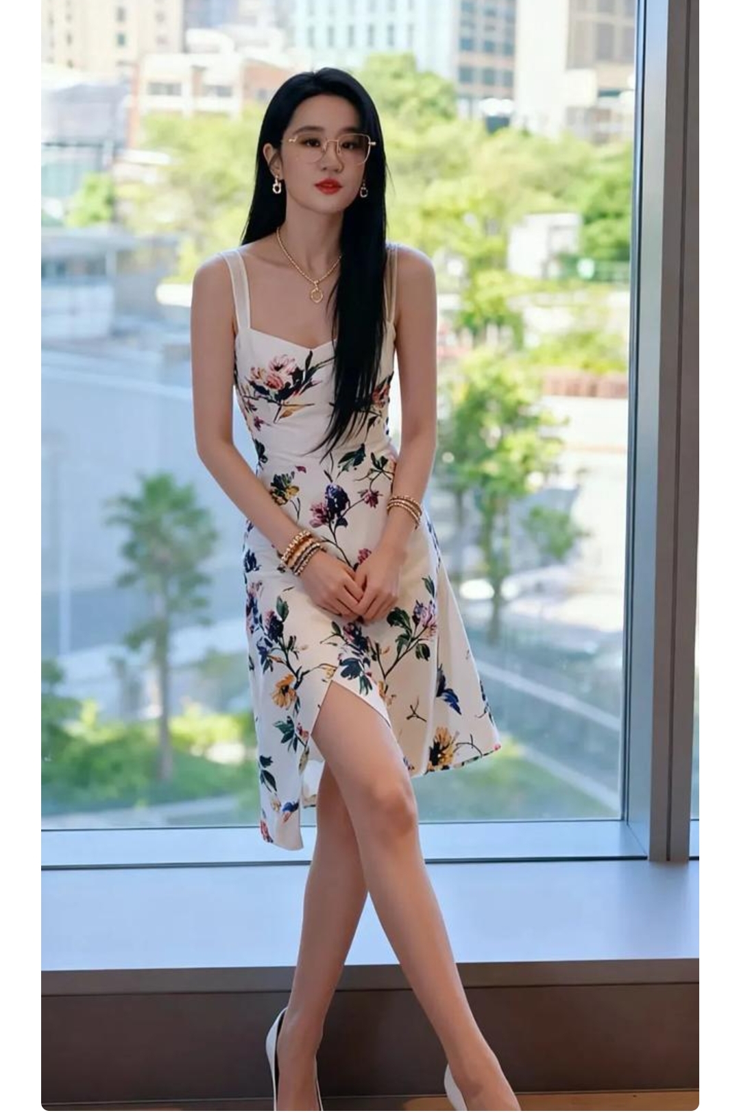 刘亦菲碎花裙搭白高跟，知性优雅美翻内娱