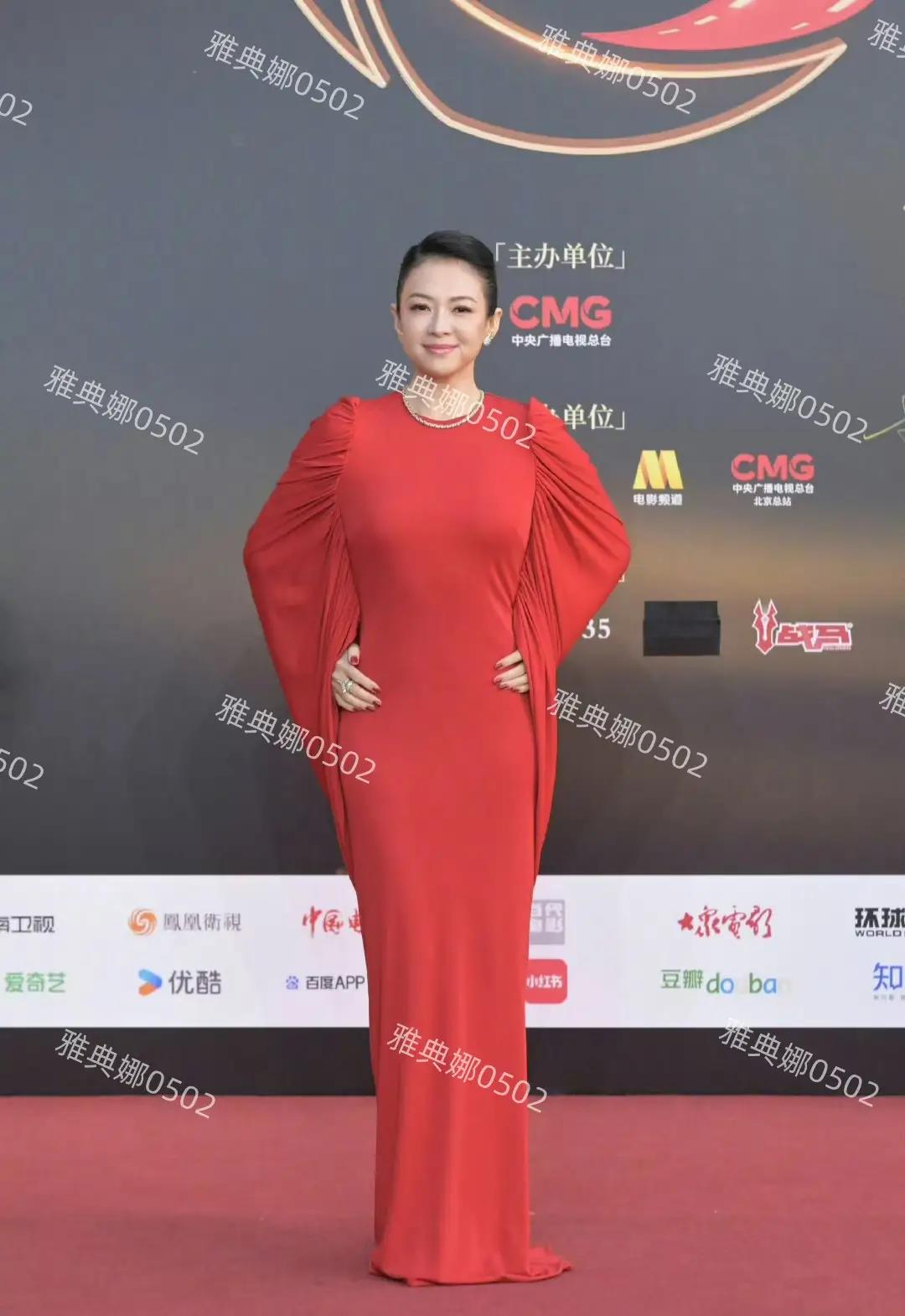 同岁的章子怡和秦岚，同一天都穿大红裙亮相活动，状态都不尽人意