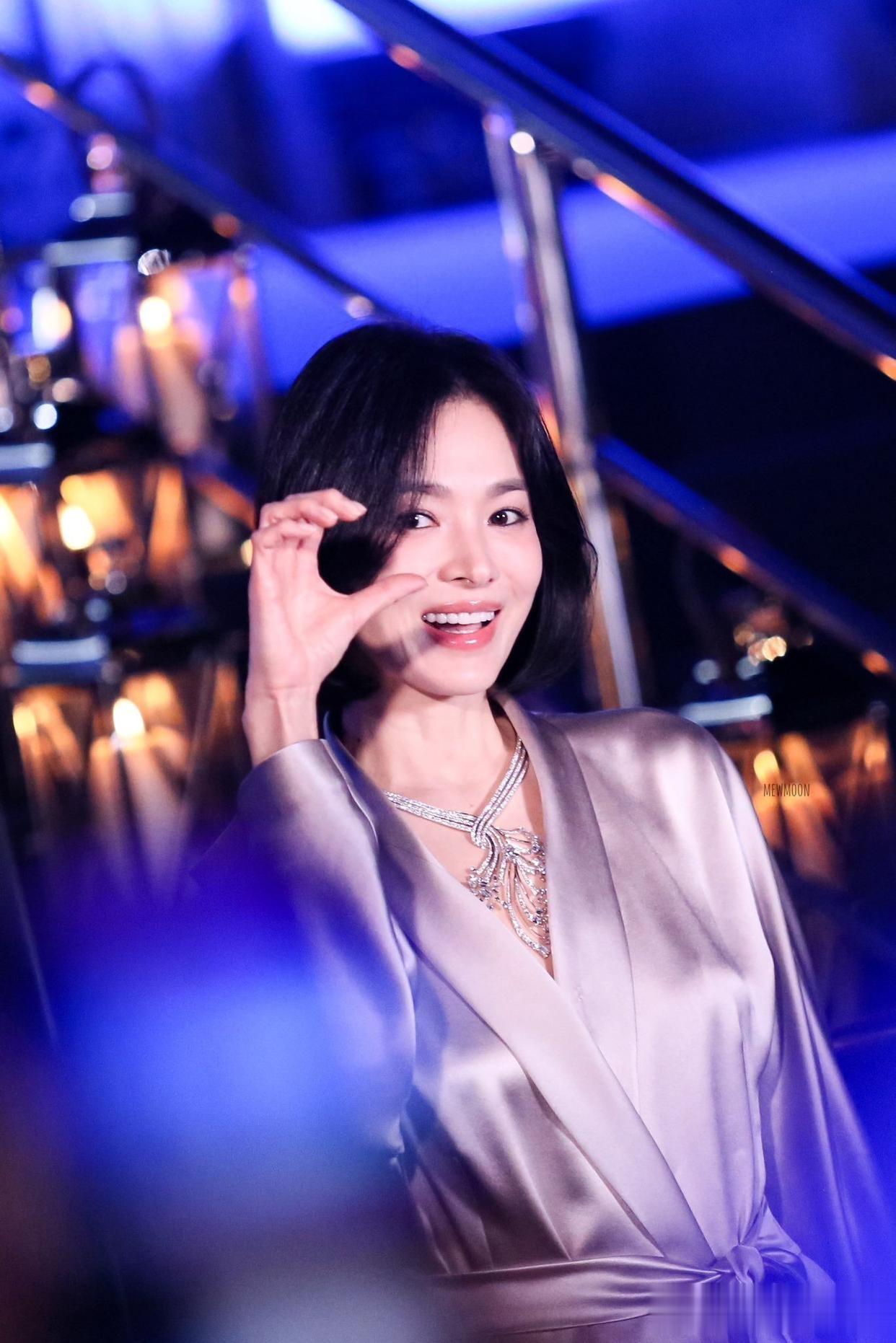 宋慧乔活动美图,干练短发缎面丝质长裙,优雅气质迷人。