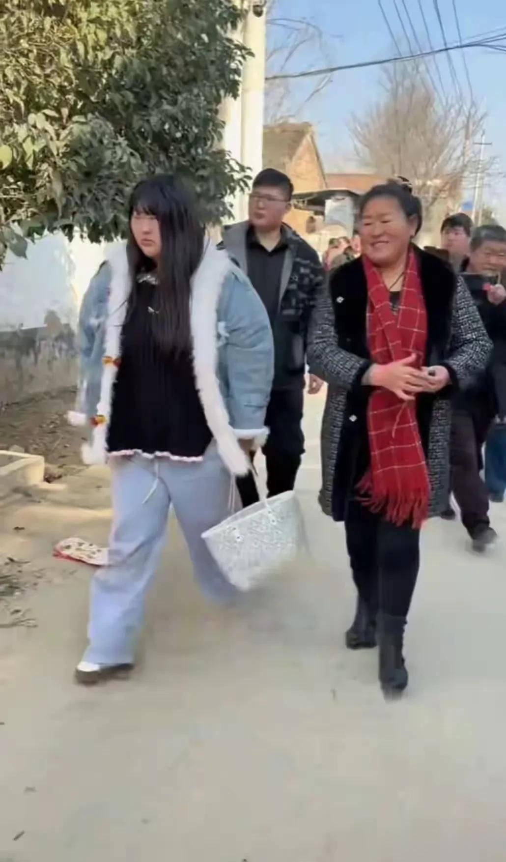 大衣哥女儿女婿初二回门,大衣嫂含泪相迎,朱雪梅邋遢造型被吐槽