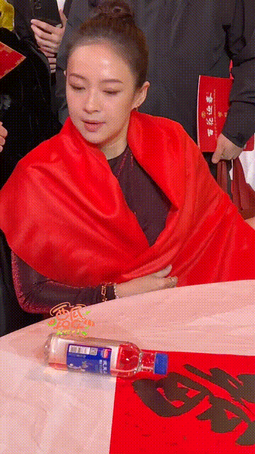 章子怡穿红裙录春晚，陈妍希娇俏，于适站蓝羽身边，张译很帅气