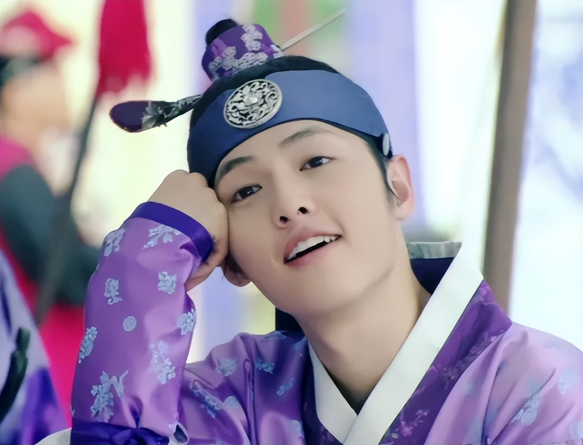 宋仲基幸福肥藏不住！携英籍妻赴婚礼，脸肿姨味浓差点没认出