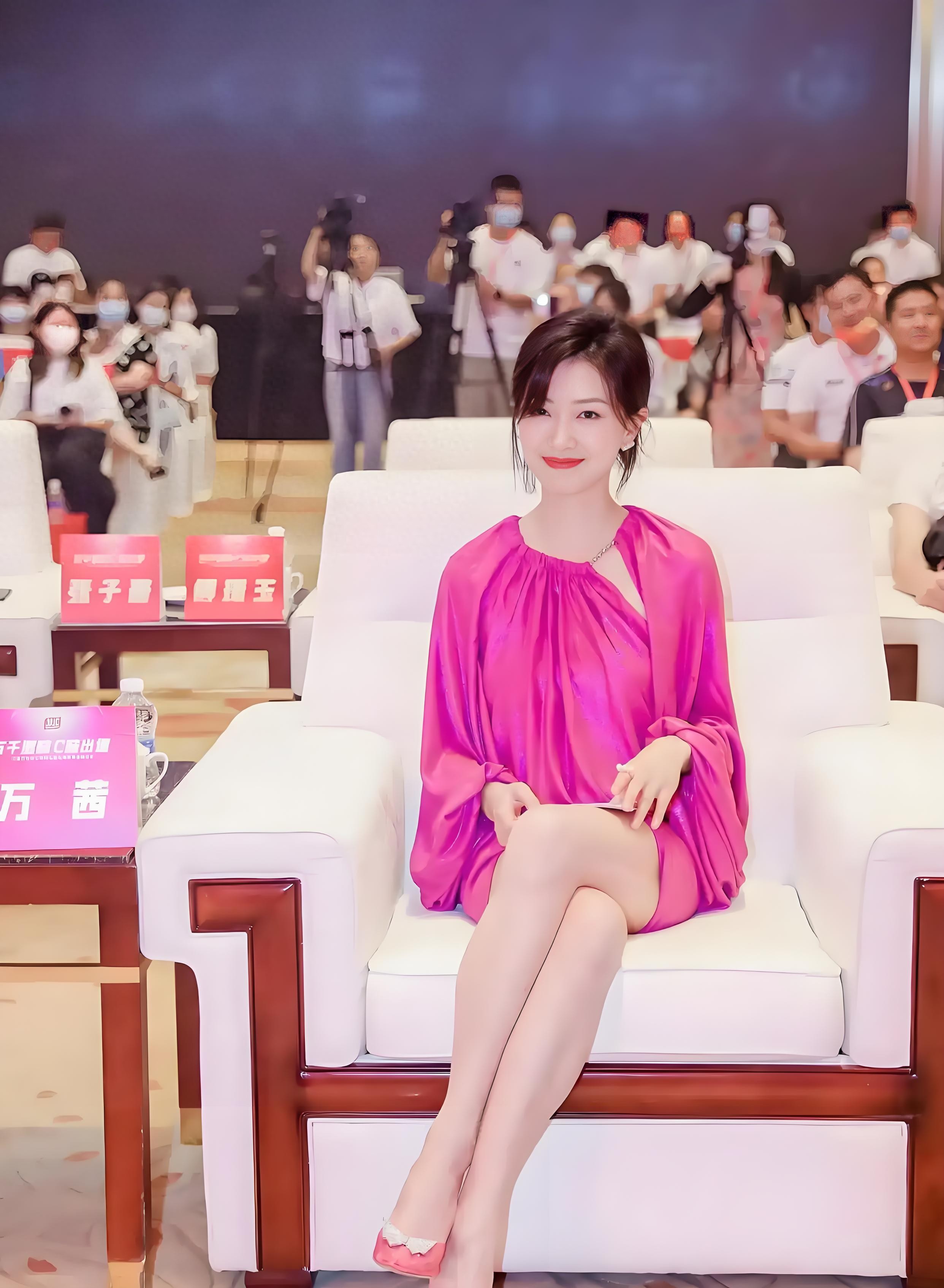 万茜亮相现场，镜头下的她肌肤白皙透亮，透明高跟鞋更显气质