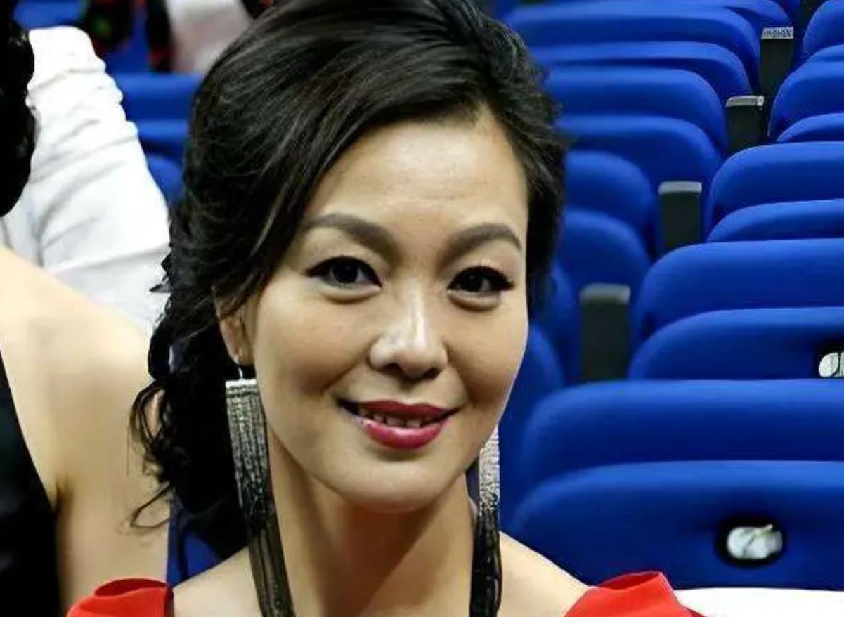 戏里是国民妈妈，二婚再嫁初恋，57岁的荣蓉越活越精彩！