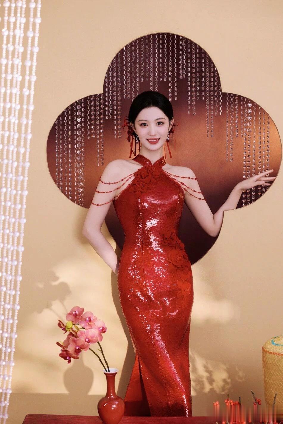 王楚然春晚造型太美了，穿红裙明艳大气，状态好的像18岁!