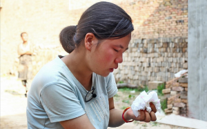 我爸说家里困难，让我省着点花。直到我在朋友圈，刷到了弟弟在国外的定位