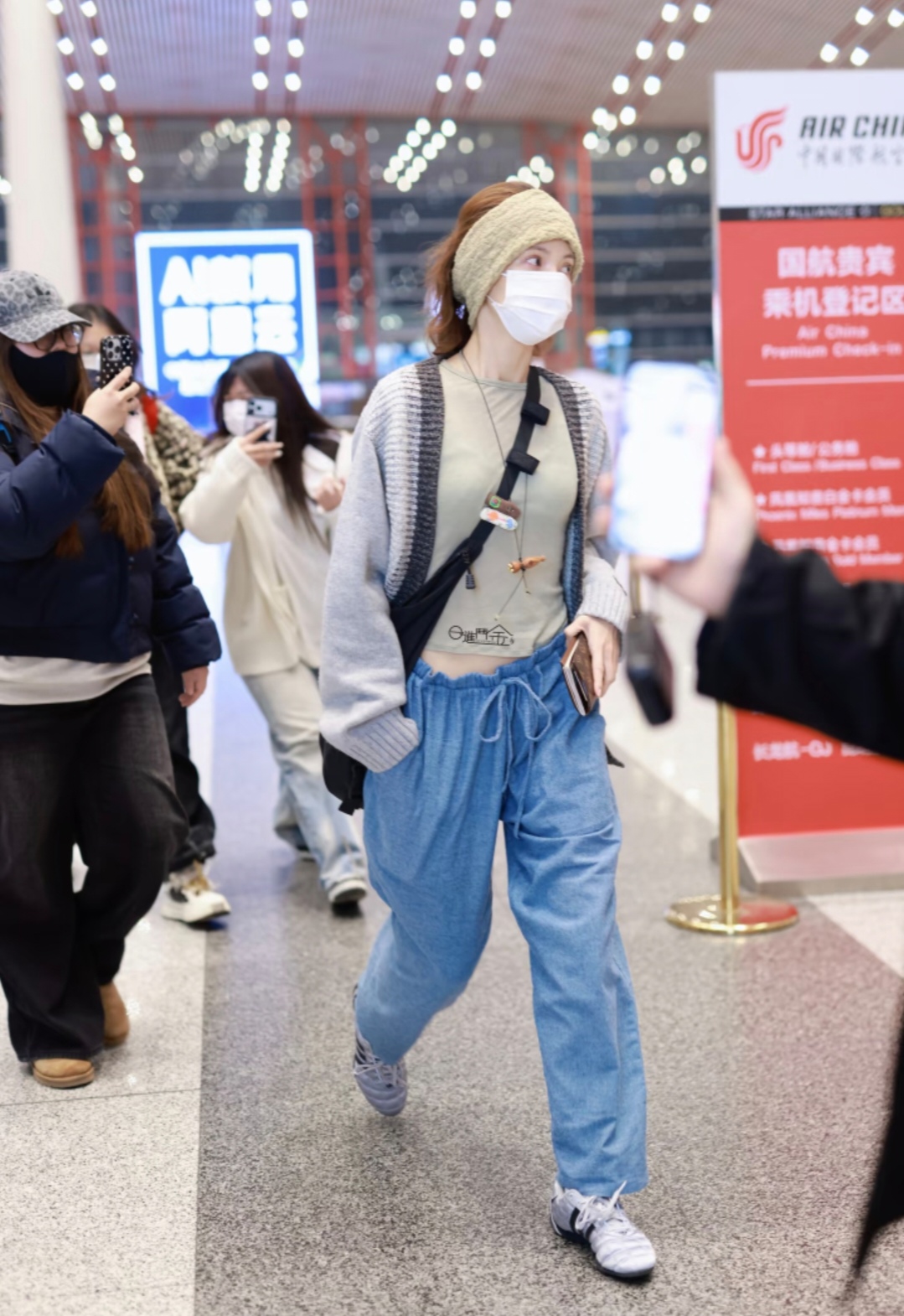 金晨新西兰被偶遇，大方和网友合影脸超小，一头小卷发好漂亮