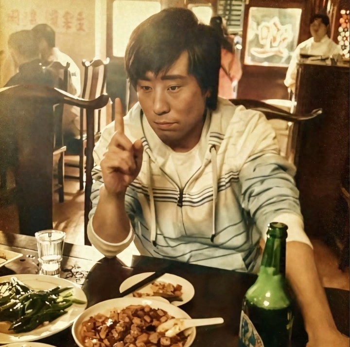 于和伟王宝强挤小酒馆酣饮走红：昔日皆苦熬今成影帝仍贪恋烟火暖