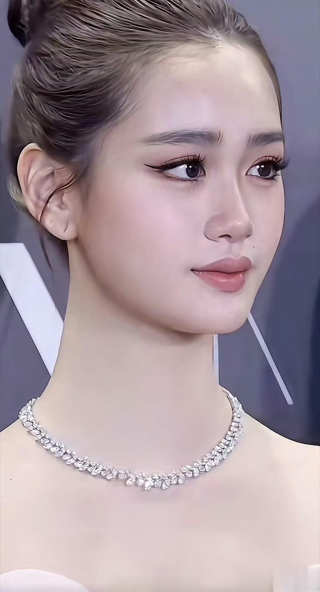 钟丽缇女儿走秀杀疯了！谁看了不迷糊？头纱配蓬裙造型直接美出圈