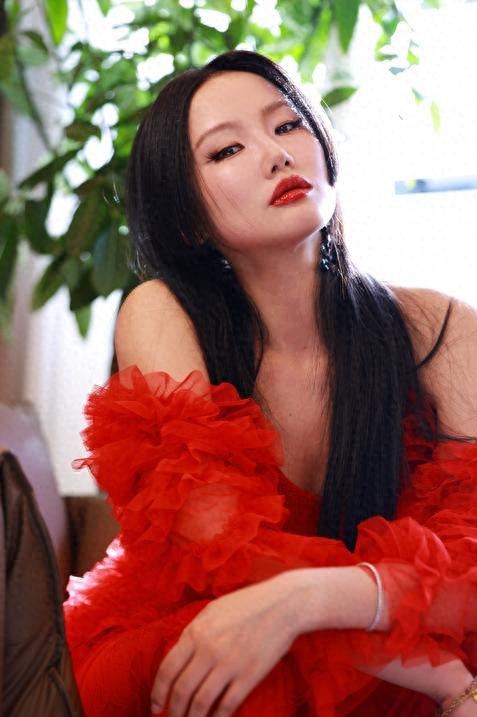 一栋豪宅几只狗，如今独居上海的黄龄，39岁未婚无子活成人间清醒