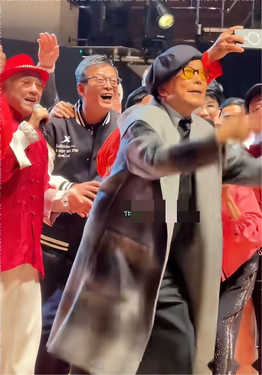 83岁卢海鹏开演唱会，上台颤颤巍巍要人扶，和小8岁陈百祥像父子