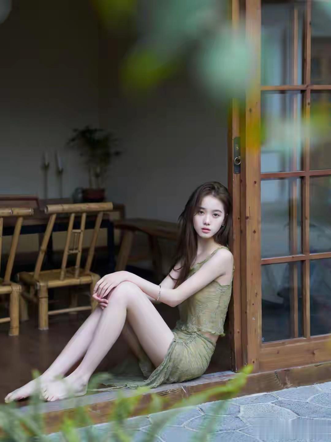 主持人李瑜光脚丫写真，肤如凝脂洁白如玉