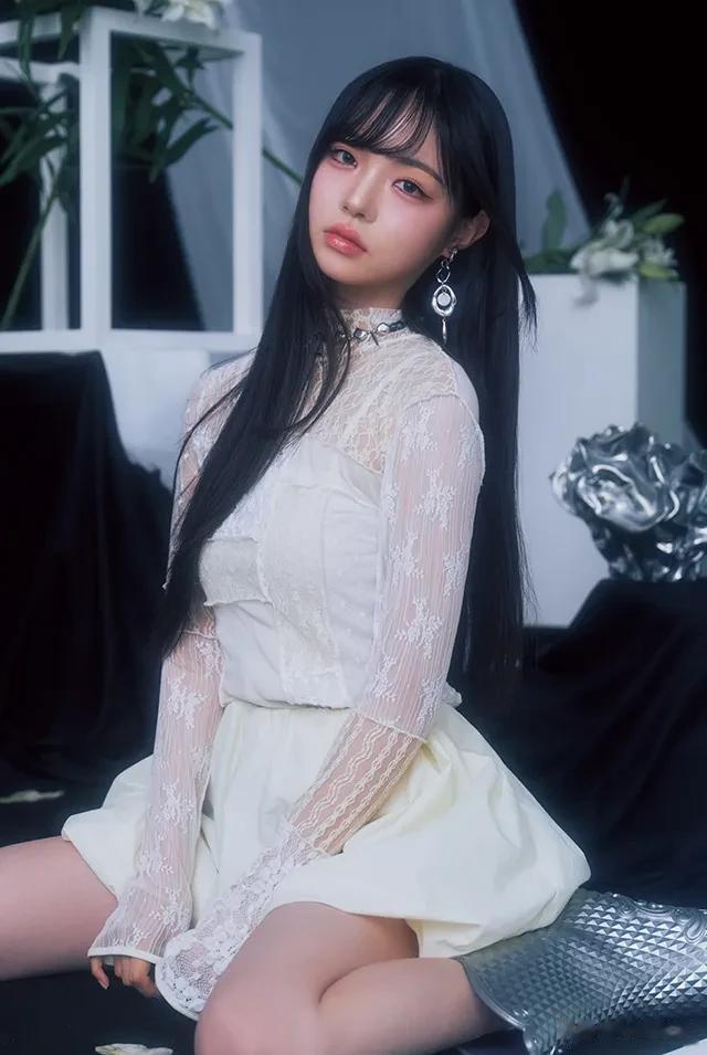 韩国女星瘦到皮包骨，同框对比照曝光，粉丝吓坏：快点送急诊
