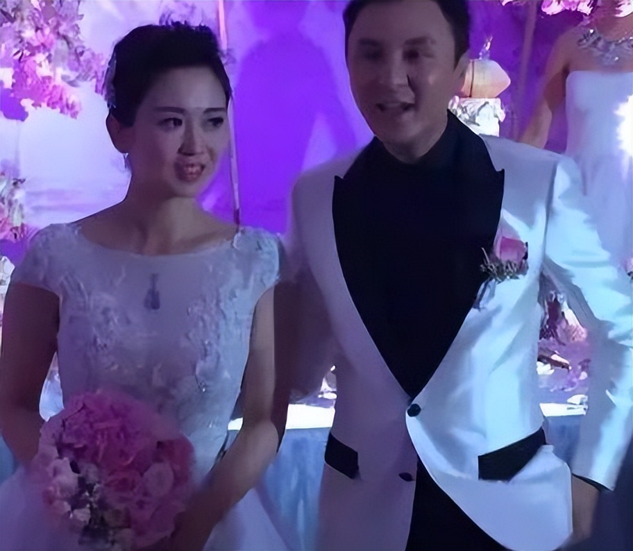 上海主持人朱桢现状，和二婚妻子生俩娃，47岁转型当俱乐部老板