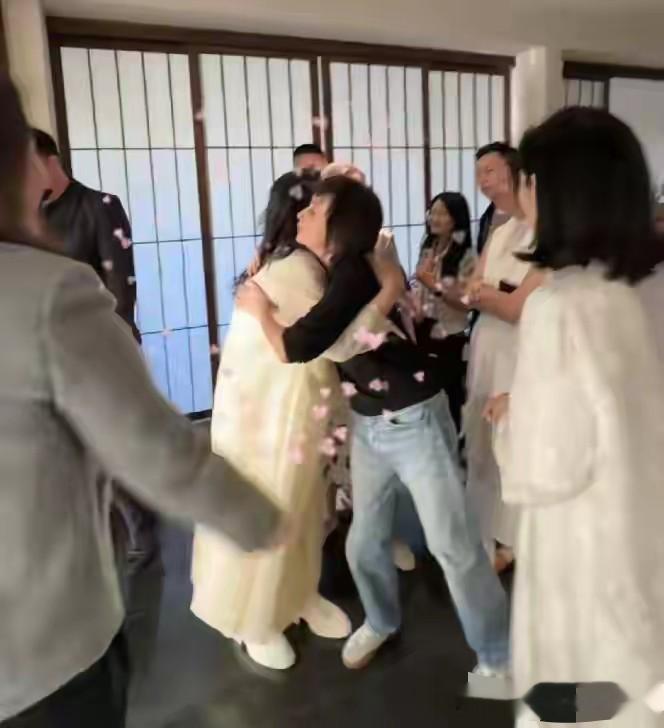 刘嘉玲把张兰家事摸得门清，活动全程不提马筱梅，劝好友先爱自己
