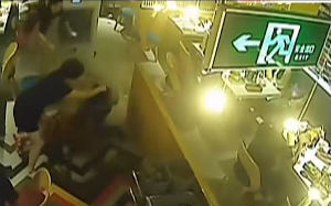 因不满服务员加汤晚了几分钟，女子辱骂对方全家，不料服务员端来滚汤浇在她头上：“骂我可以，骂我妈不行！