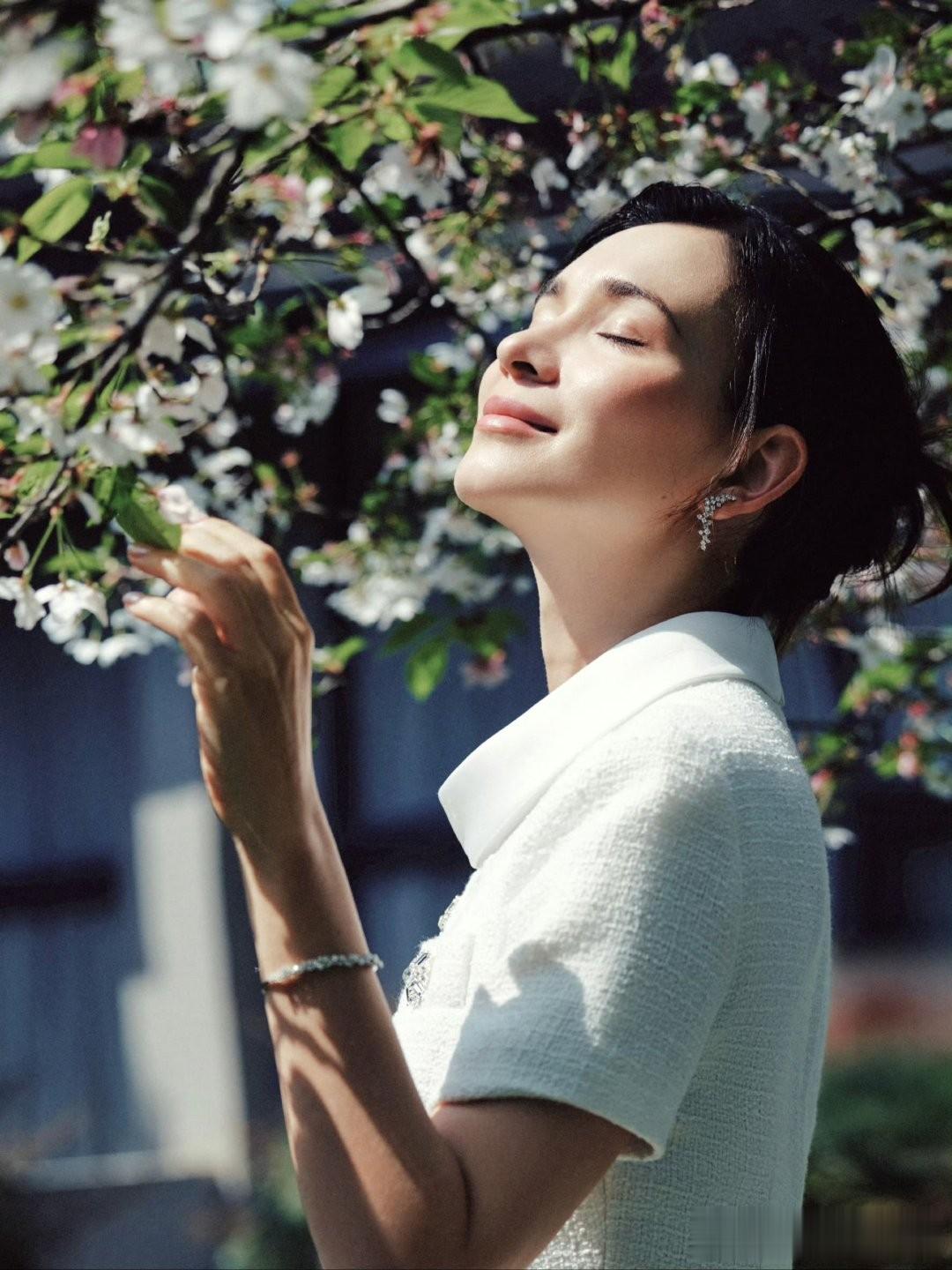 卢靖姗把小香风穿出东方温婉感，这套全白穿搭适配度拉满