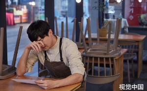 和金主在一起四年后，他破产了，他用最后的钱给我买了一处房产；我摸了摸他的头：“笨蛋，现在换我养你！”