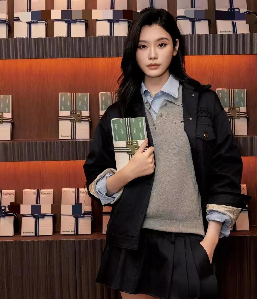 奚梦瑶当妈后状态越发年轻!藏蓝夹克+衬衫+短裙,时髦减龄又高级