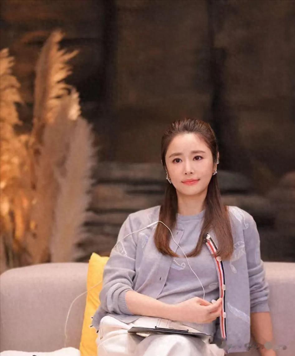 林心如胖了3公斤后惊艳全网：她的灰白穿搭，简约又高级