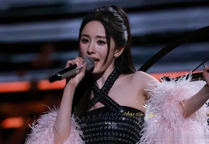 杨幂“幂腿”上热搜，这画面谁顶得住？